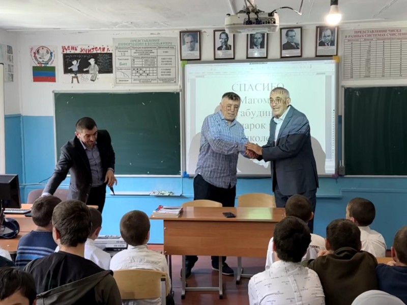 Председатель Комитета сделал подарок родной школе