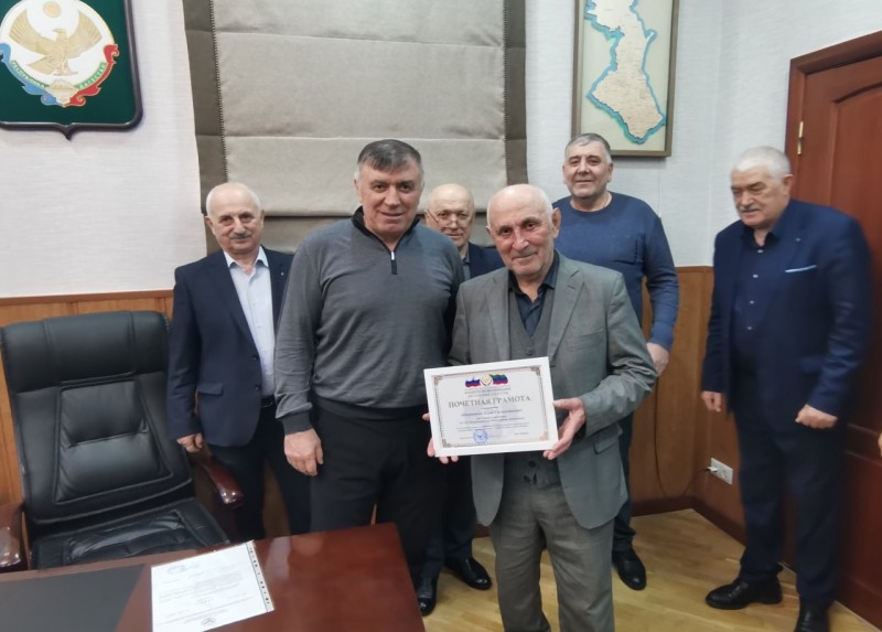 Коллектив Комитета по ветеринарии РД поздравил Абдуразакова Асхаба Силахудиновича с 70-летним юбилеем