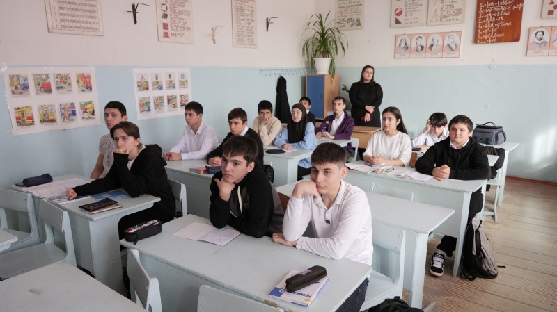 Специалисты Комитета провели разъяснительную работу с учащимися о правилах обращения с животными без владельцев