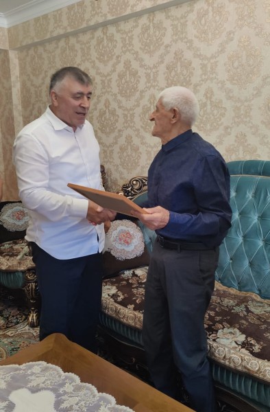 Председатель Комитета поздравил ветерана ветеринарной службы республики