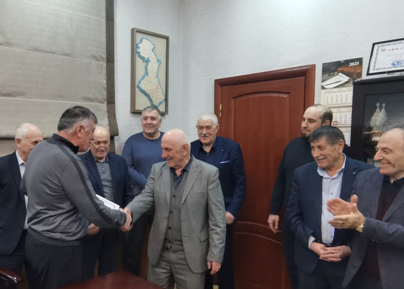 Коллектив Комитета по ветеринарии РД поздравил Абдуразакова Асхаба Силахудиновича с 70-летним юбилеем