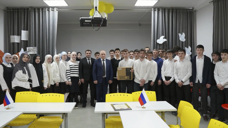 Заместитель председателя принял эстафету «Сделай подарок родной школе»