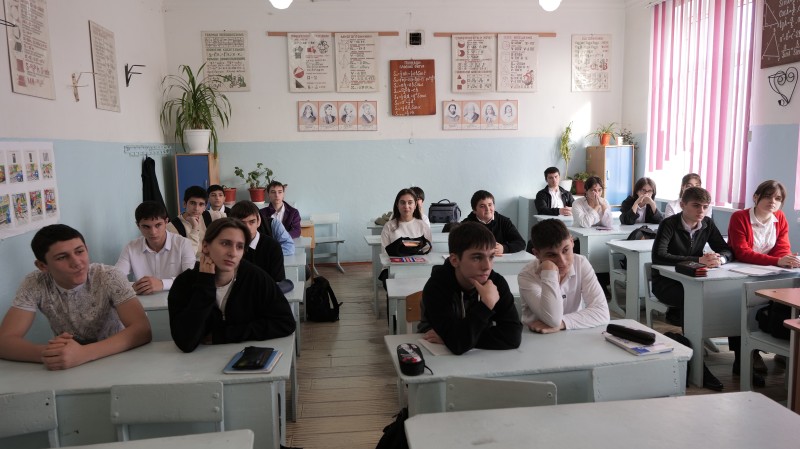 Специалисты Комитета провели разъяснительную работу с учащимися о правилах обращения с животными без владельцев