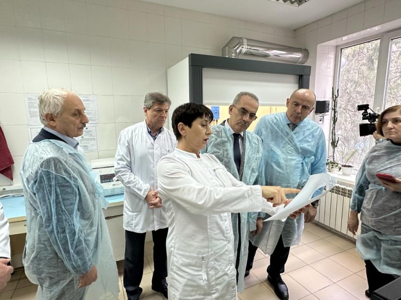 Заместитель Председателя Правительства РД Нариман Абдулмуталибов посетил Республиканскую ветеринарную лабораторию